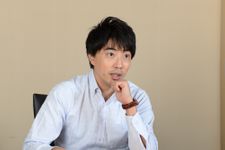 インタビューに答える株式会社マクロミル上席執行役員の中野崇氏（写真＝森モーリー鷹博）