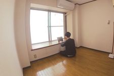 ベッドもなし、カーテンもなし　徹底的ミニマリストの仰天生活