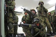 『自衛隊最強の部隊へ-CQB・ガンハンドリング編』（誠文堂新光社刊）p.36-37より