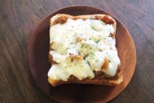 『あなたの知らないレトルトカレーのアレンジレシピ』の「マヨチーズのカレートースト」