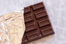 「アーモンドチョコレート」にいちばん合う飲み物は？（＊画像はイメージです）
