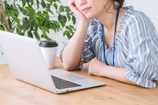 「やらないといけないけどつい後回し…」　めんどくさがりな自分を変えるコツとは？（＊画像はイメージです）