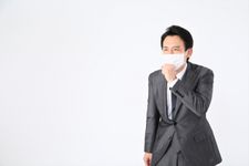 インフルエンザなのに出勤してくる同僚…法律的にはアウト？（＊画像はイメージです）
