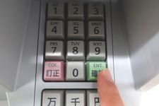コンビニATMでお金を下ろすのは本当にムダなのか？本当に身になる節約術とは？（＊画像はイメージです）