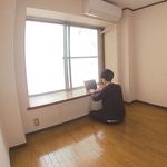ベッドもなし、カーテンもなし　徹底的ミニマリストの仰天生活