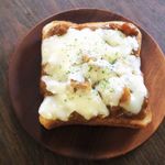 『あなたの知らないレトルトカレーのアレンジレシピ』の「マヨチーズのカレートースト」