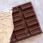 「アーモンドチョコレート」にいちばん合う飲み物は？（＊画像はイメージです）