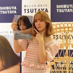 『藤田ニコル写真集 好きになるよ？』をアピールする藤田ニコルさん