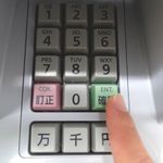 コンビニATMでお金を下ろすのは本当にムダなのか？本当に身になる節約術とは？（＊画像はイメージです）