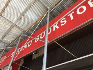 トートバッグに本を詰め込んで。ニューヨークの“伝説の書店”をレポート