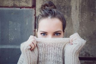 目の動きはどんな心理を示す? 「まばたき」「視線の位置」から分かること