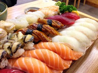 回転寿司“Kaiten-zushi”のマナー、英語ではどう説明すればいい?