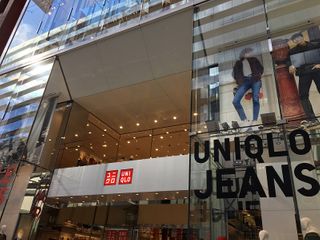 ユニクロのプリントTシャツは買ったら１年寝かせなさい。