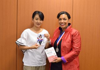 ボニー・セント・ジョンさん(右)と鬼頭あゆみ