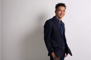 『ドMのあなたが人生を100倍楽しくする100のルール』(KADOKAWA刊)の著者、﨑本正俊さん