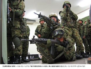 『自衛隊最強の部隊へ-CQB・ガンハンドリング編』(誠文堂新光社刊)p.36-37より