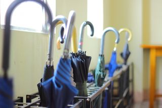 なぜ、人は傘を置き忘れてしまうのか？