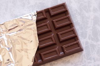「アーモンドチョコレート」にいちばん合う飲み物は？（＊画像はイメージです）