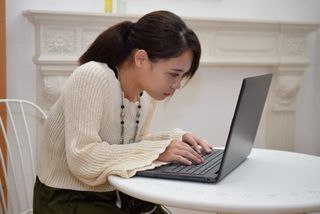 猫背が不調を呼ぶ？　目の疲れや不調を解消したい人のための生活習慣術（＊画像はイメージです）