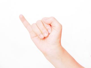 小指を立てて「コレがさー」はもう通じない?絶滅寸前の仕草(*画像はイメージです)